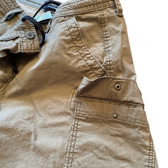 Levis Denizen Men's Cargo Shorts
Tan Brown Size 36 Waist Button
Drawstring - Picture 4 of 9
